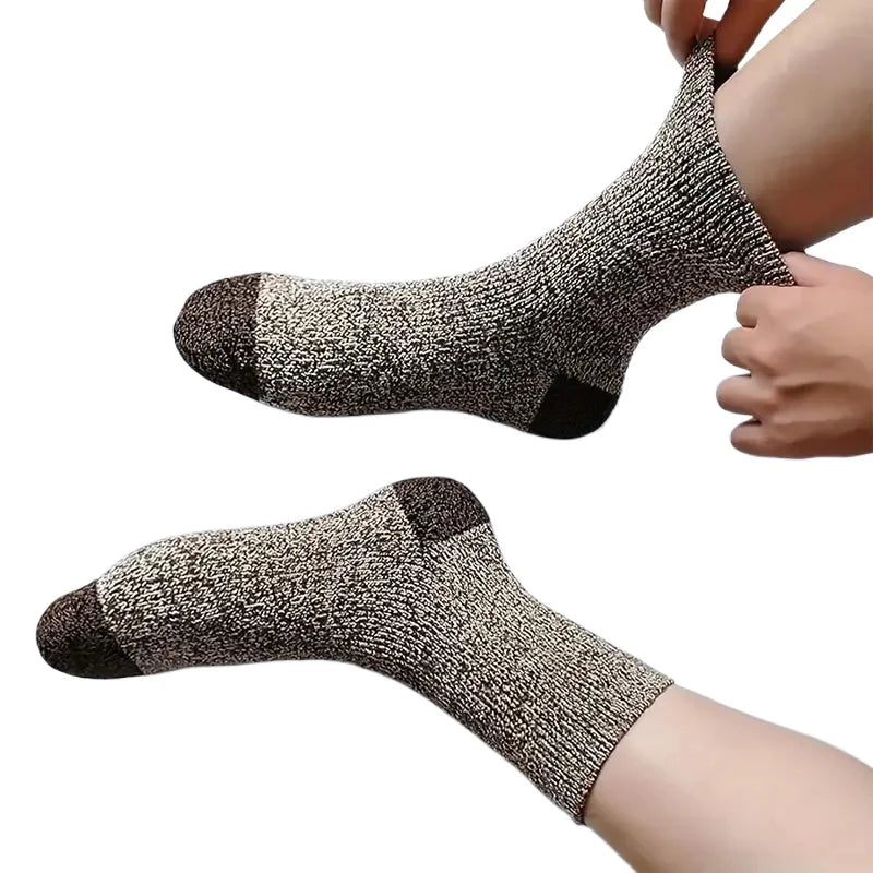 Chaussettes en laine mérinos chinées brunes, enfilées sur les pieds