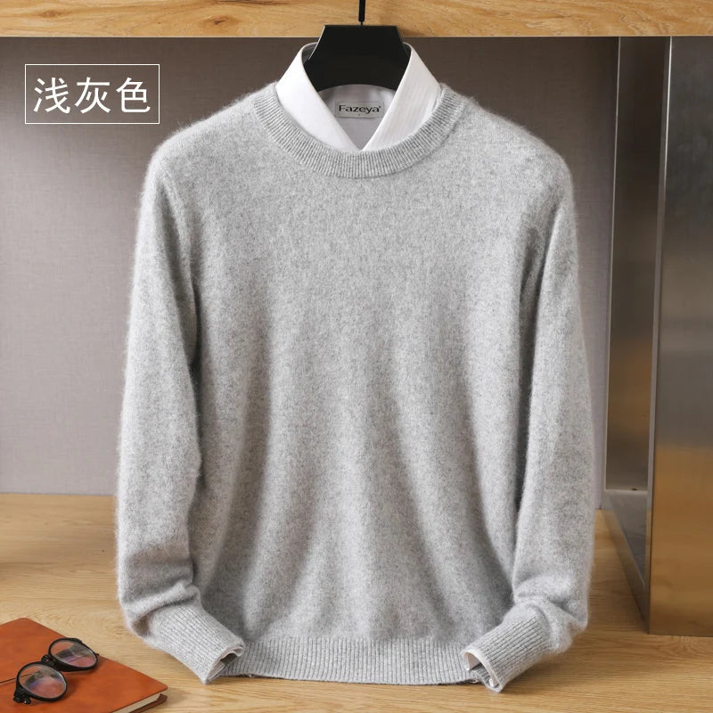 Pull en tricot gris clair à col rond, sur cintre, vue de face