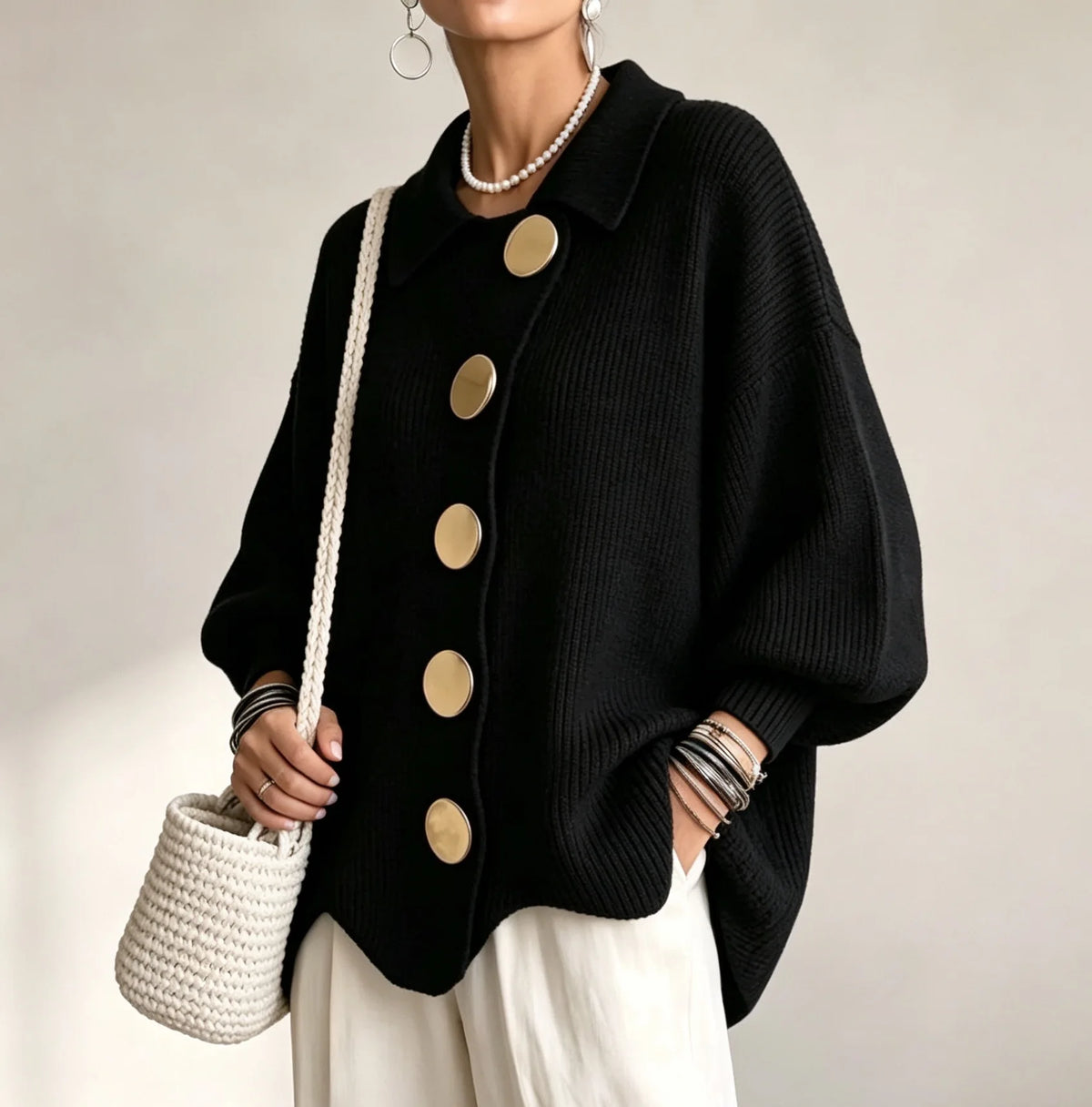 Cardigan en maille noir à gros boutons, porté, vue de face