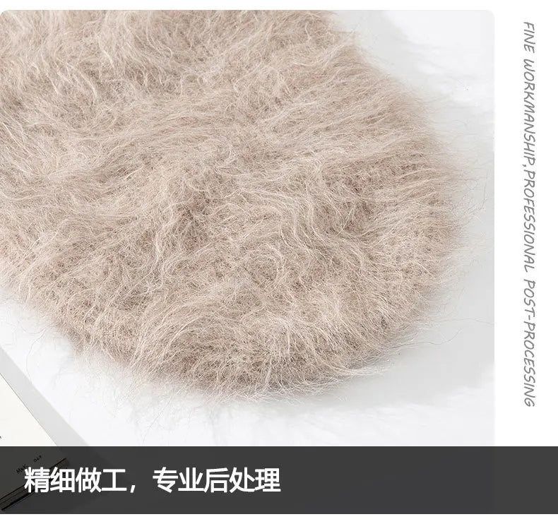Gros plan sur la maille duveteuse du bonnet, coloris beige