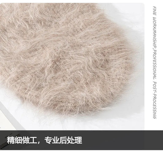 Gros plan sur la maille duveteuse du bonnet, coloris beige
