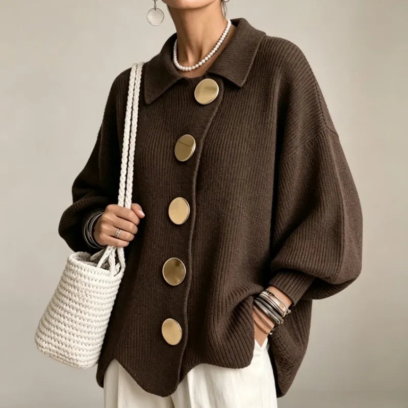 Cardigan en maille brun à gros boutons, porté, vue de face