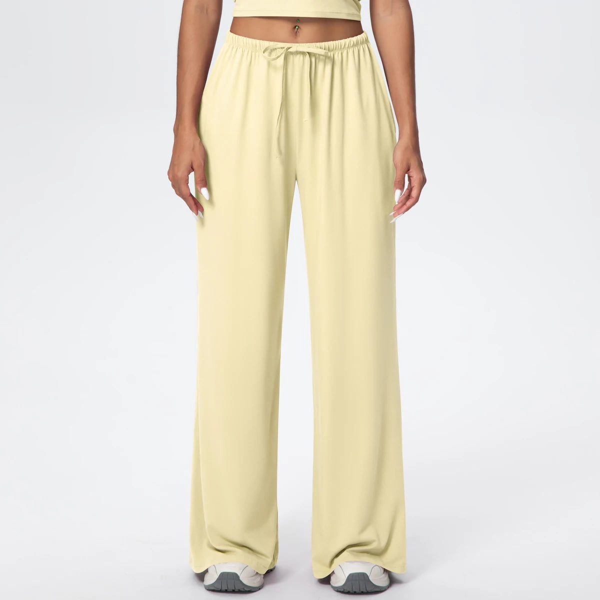 Pantalon de yoga taille haute jaune clair, jambe large, porté, vue de face