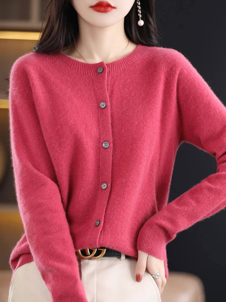 Modèle portant un cardigan rouge en laine mérinos à boutons, vue de face