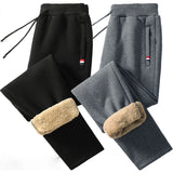 Jogging noir en coton doublé polaire avec poches zippées, porté