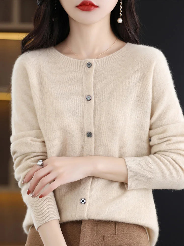 Modèle portant un cardigan crème en laine mérinos à boutons, vue de face
