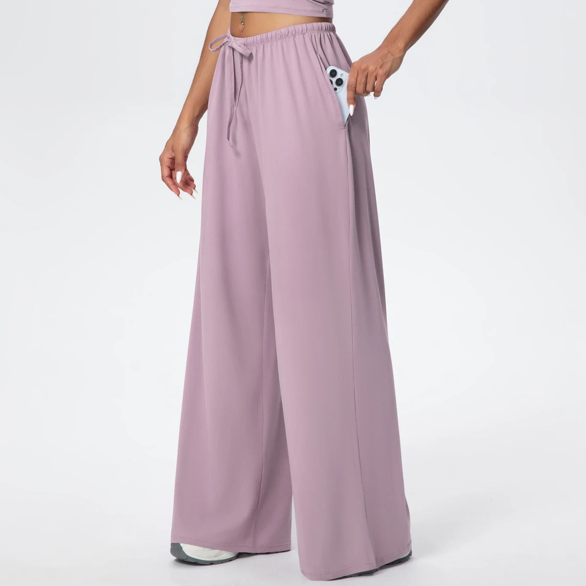 Pantalon de yoga taille haute violet, jambe large à poches, porté, vue de face