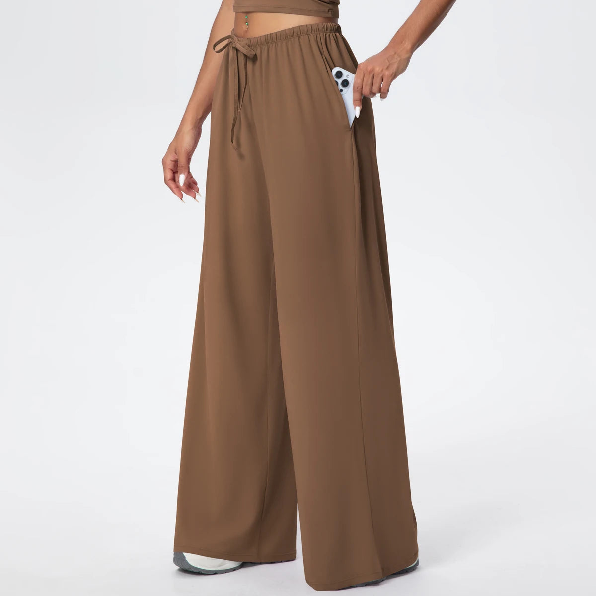 Pantalon de yoga taille haute café, jambe large à poches, porté, vue de face