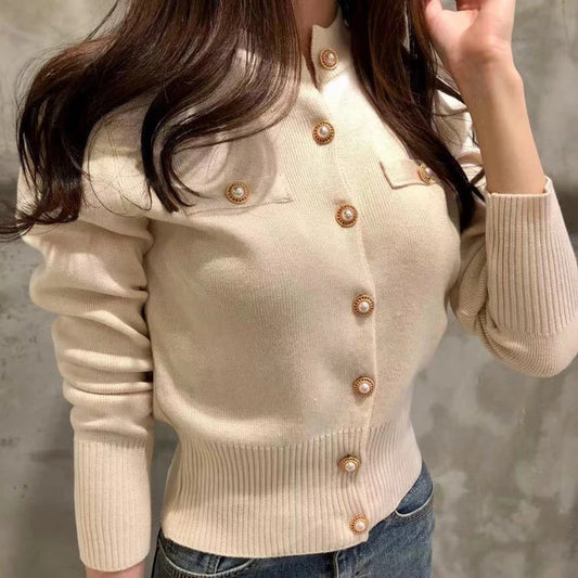 Manteau-cardigan en tricot beige à boutons, porté, vue de face