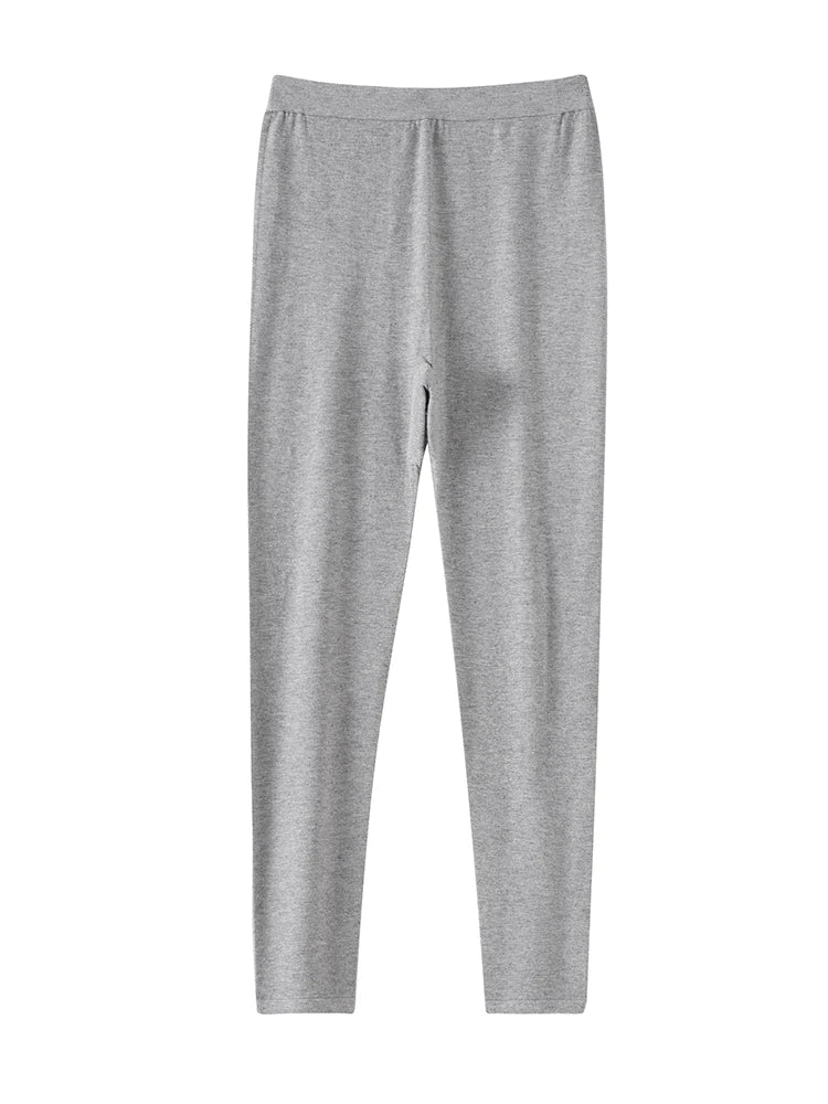 Pantalon en mérinos gris, à plat, jambes jointes, vue de face