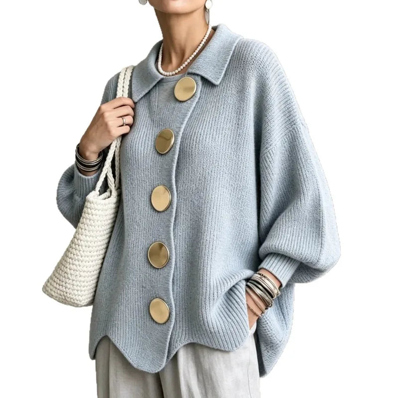 Cardigan en maille bleu ciel à gros boutons, porté, vue de face