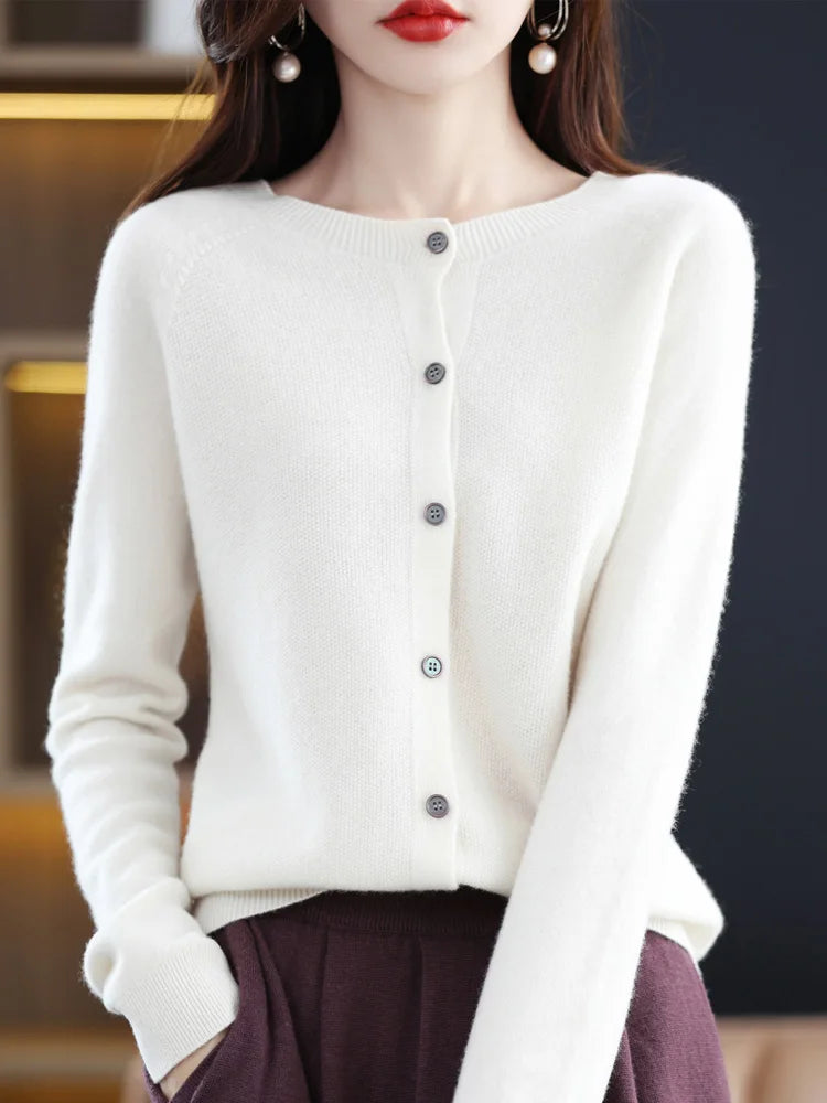 Modèle portant un cardigan blanc en laine mérinos à boutons, vue de face