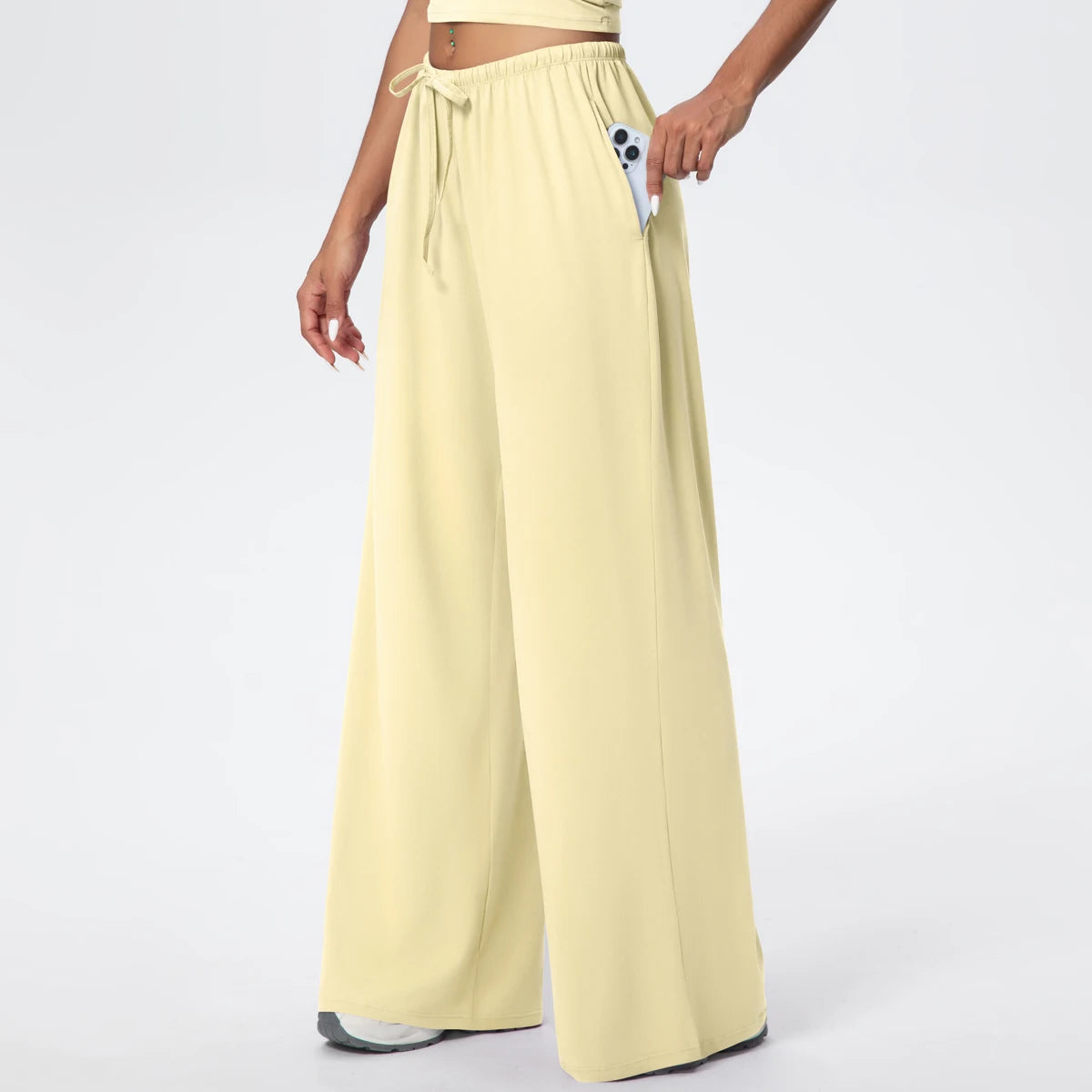 Pantalon de yoga taille haute jaune clair, poche latérale avec téléphone, vue rapprochée