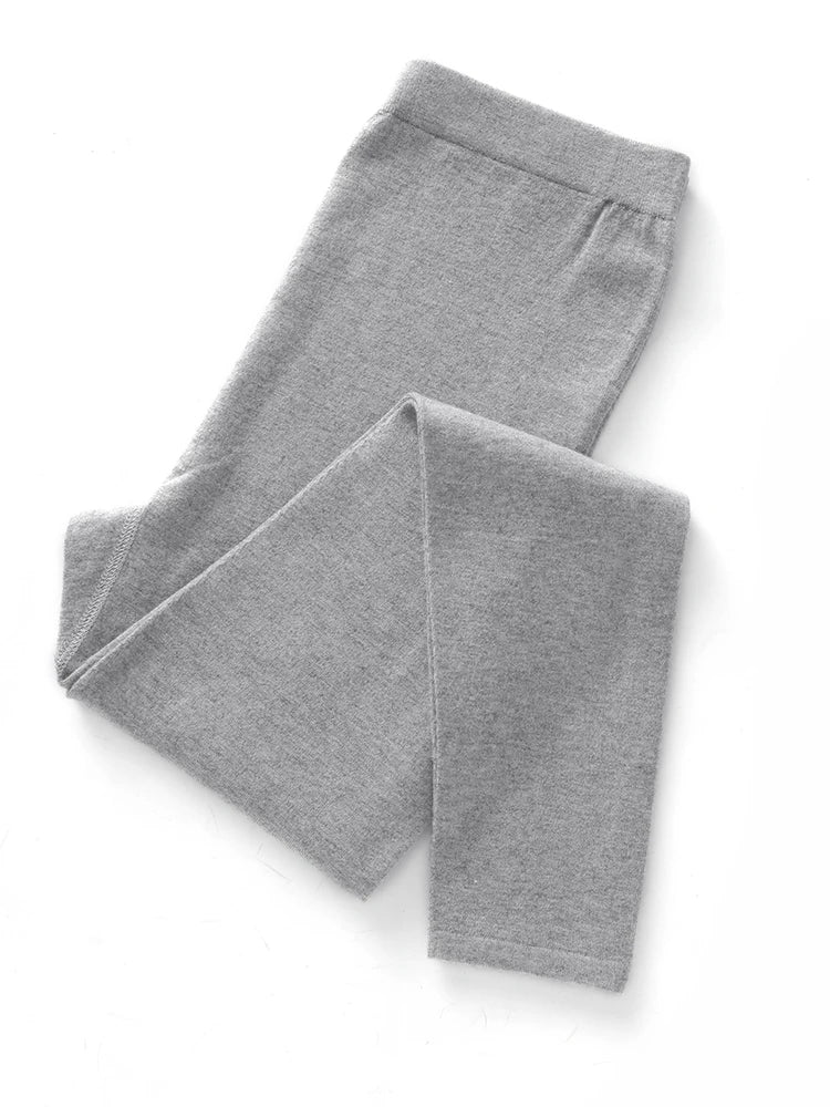 Pantalon en mérinos gris, plié, vue de face
