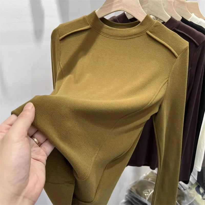 T-shirt polaire moutarde à manches longues, sur cintre, détail de la matière