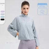 Veste légère anti-UV bleue zippée, portée, vue de face sur fond blanc