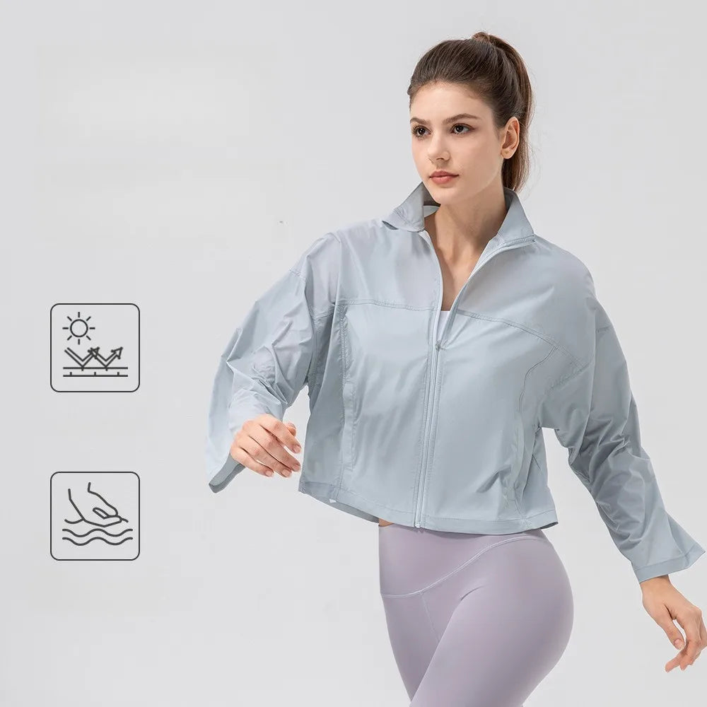 Veste légère anti-UV bleue zippée courte, portée, vue de trois quarts sur fond blanc
