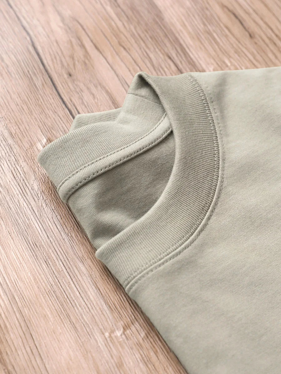 T-shirt vert clair heavyweight en coton 320 g/m², détail du col