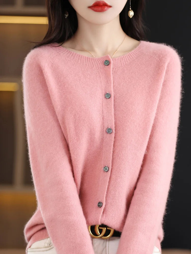 Modèle portant un cardigan rose en laine mérinos à boutons, vue de face