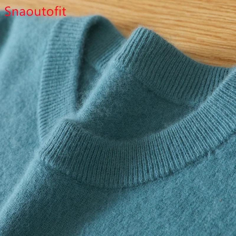 Pull en tricot bleu lac, détail du col rond