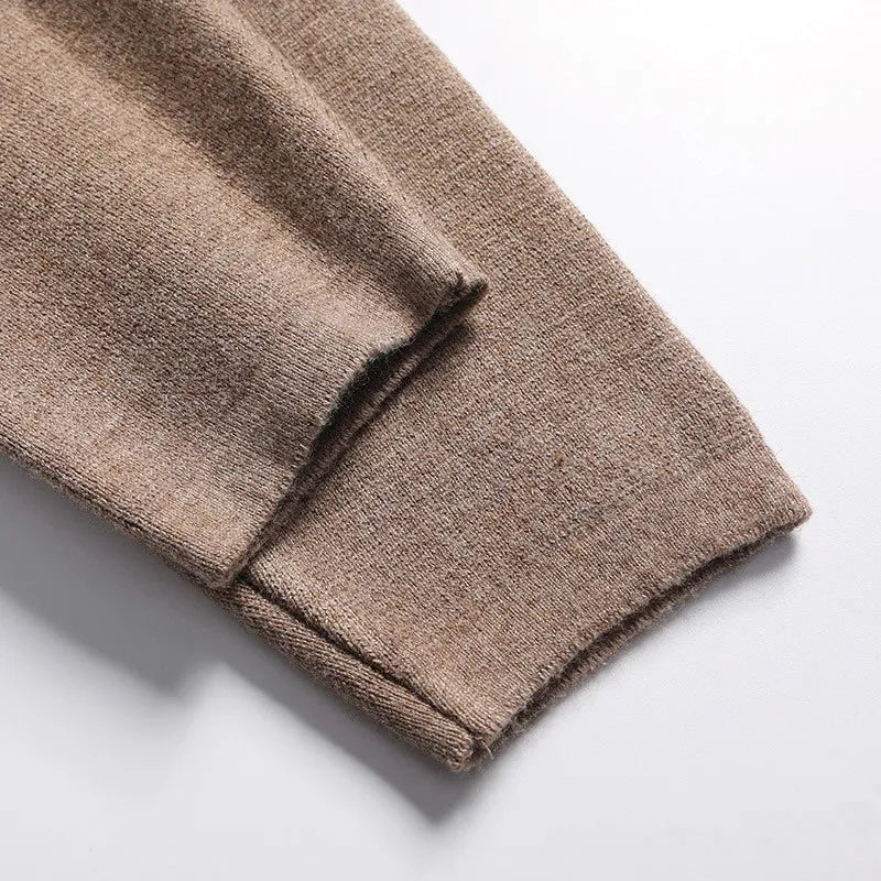 Gros plan du tissu du legging thermique en mérinos camel
