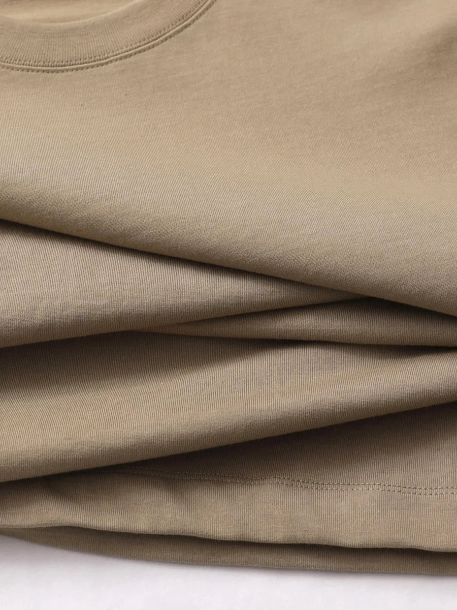 T-shirt beige heavyweight en coton 320 g/m², plié, gros plan du tissu