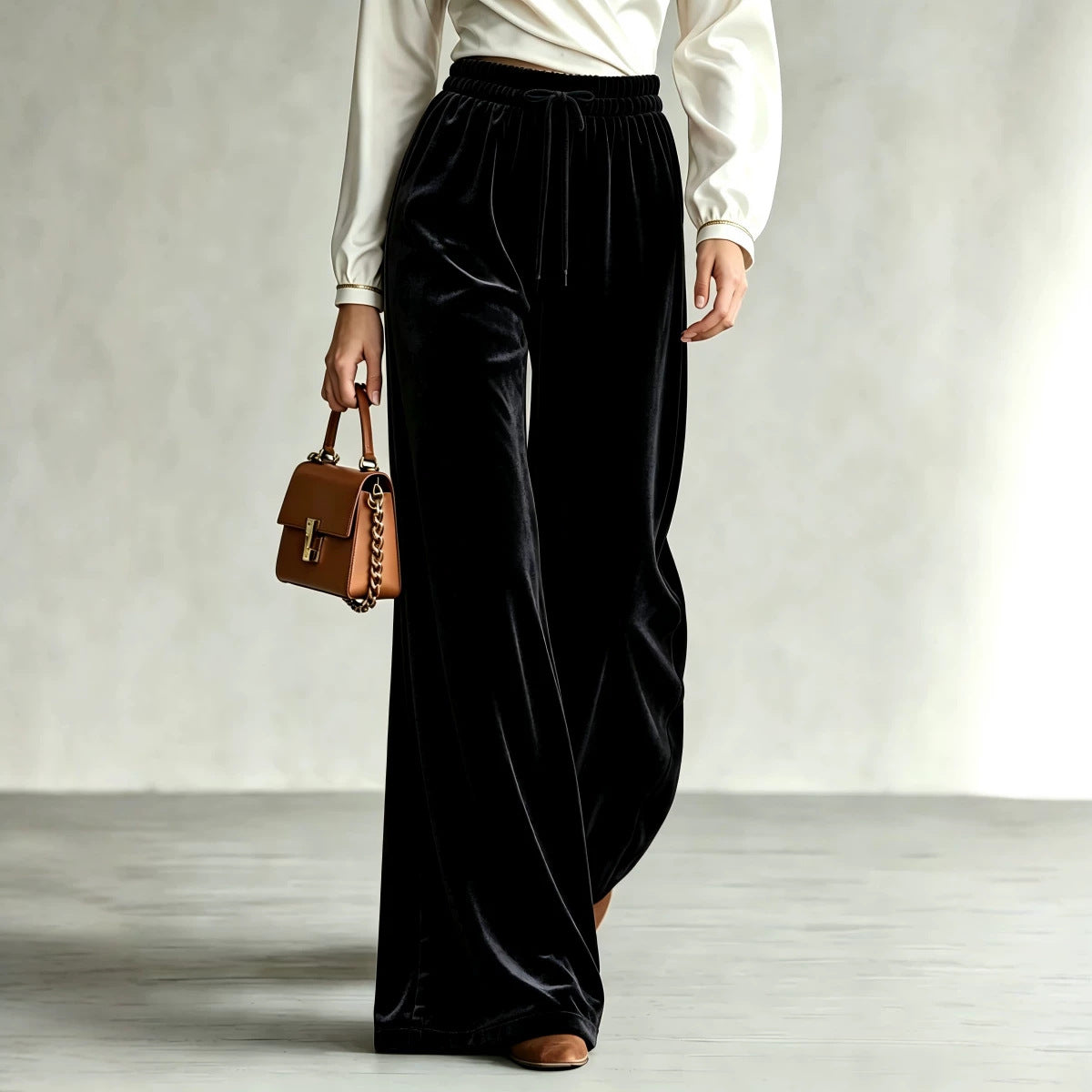 Pantalon taille haute noir, jambe large avec cordon, porté