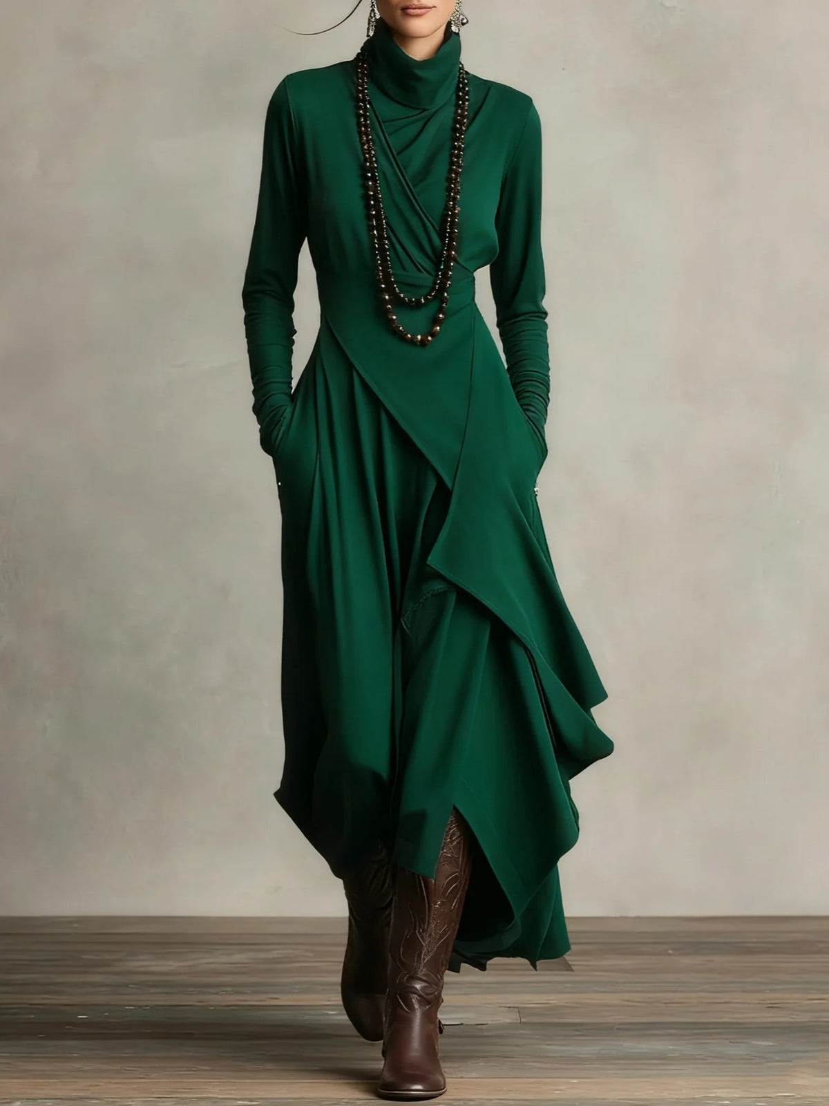Robe moulante col haut verte, portée en marchant, vue de face