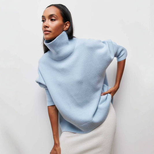 Pull oversize col roulé bleu clair, porté, vue de trois quarts
