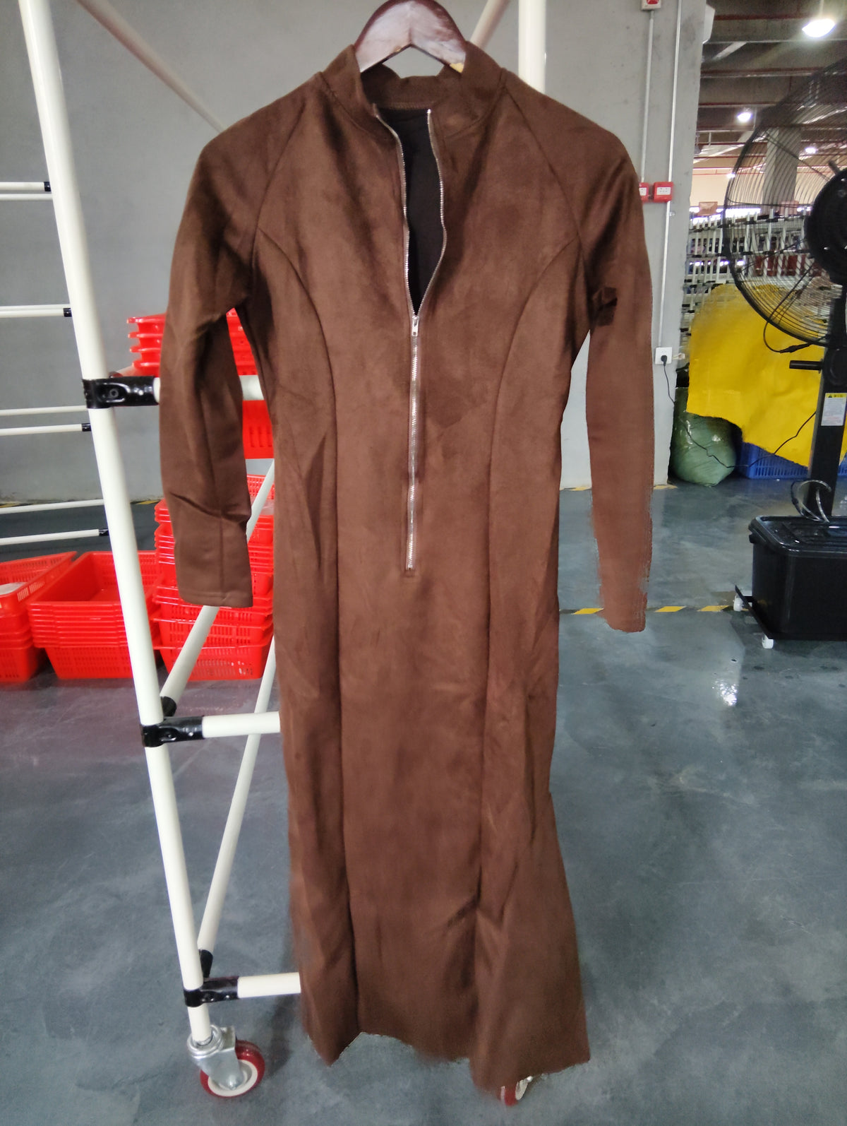 Robe zippée manches longues café, sur portant à roulettes, vue de face