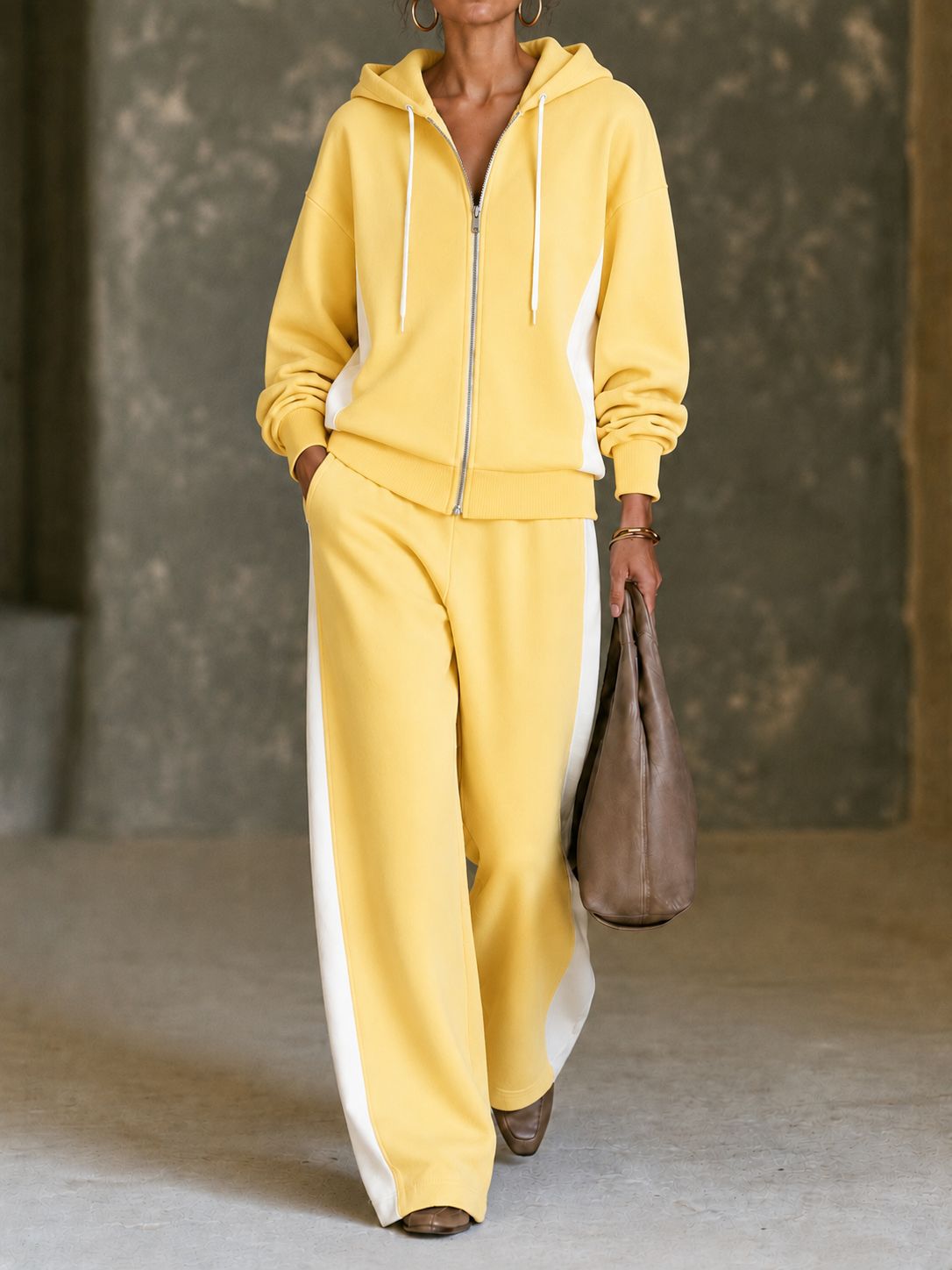 Ensemble survêtement color-block jaune à bandes blanches, porté avec sac, vue de face