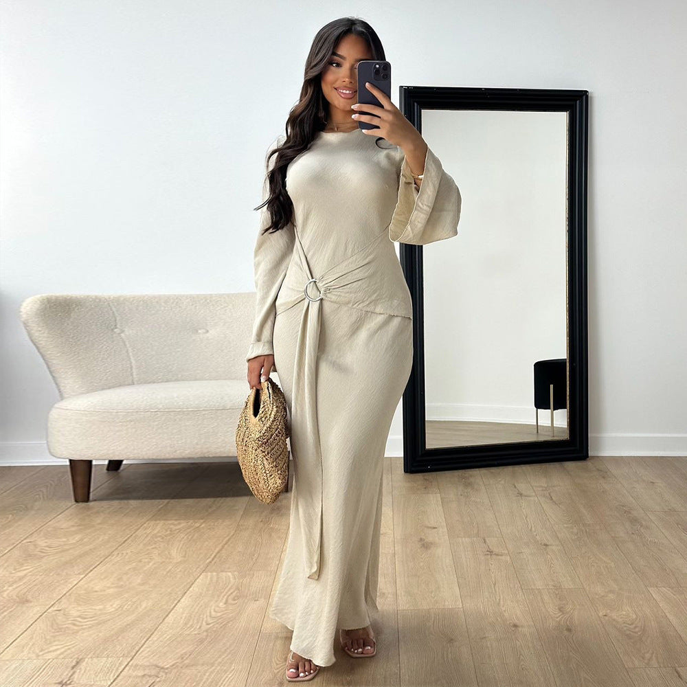 Robe longue col rond abricot, portée, selfie miroir avec sac en paille