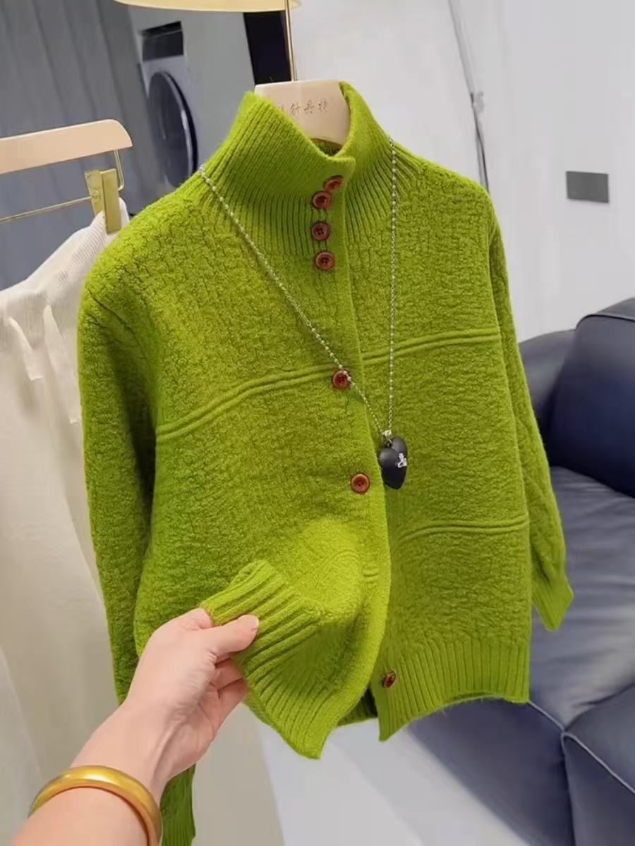 Manteau-cardigan long en tricot olive, sur portant avec collier, vue de face