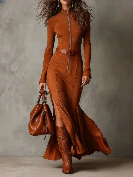 Robe zippée manches longues orange, portée en marchant, vue de face