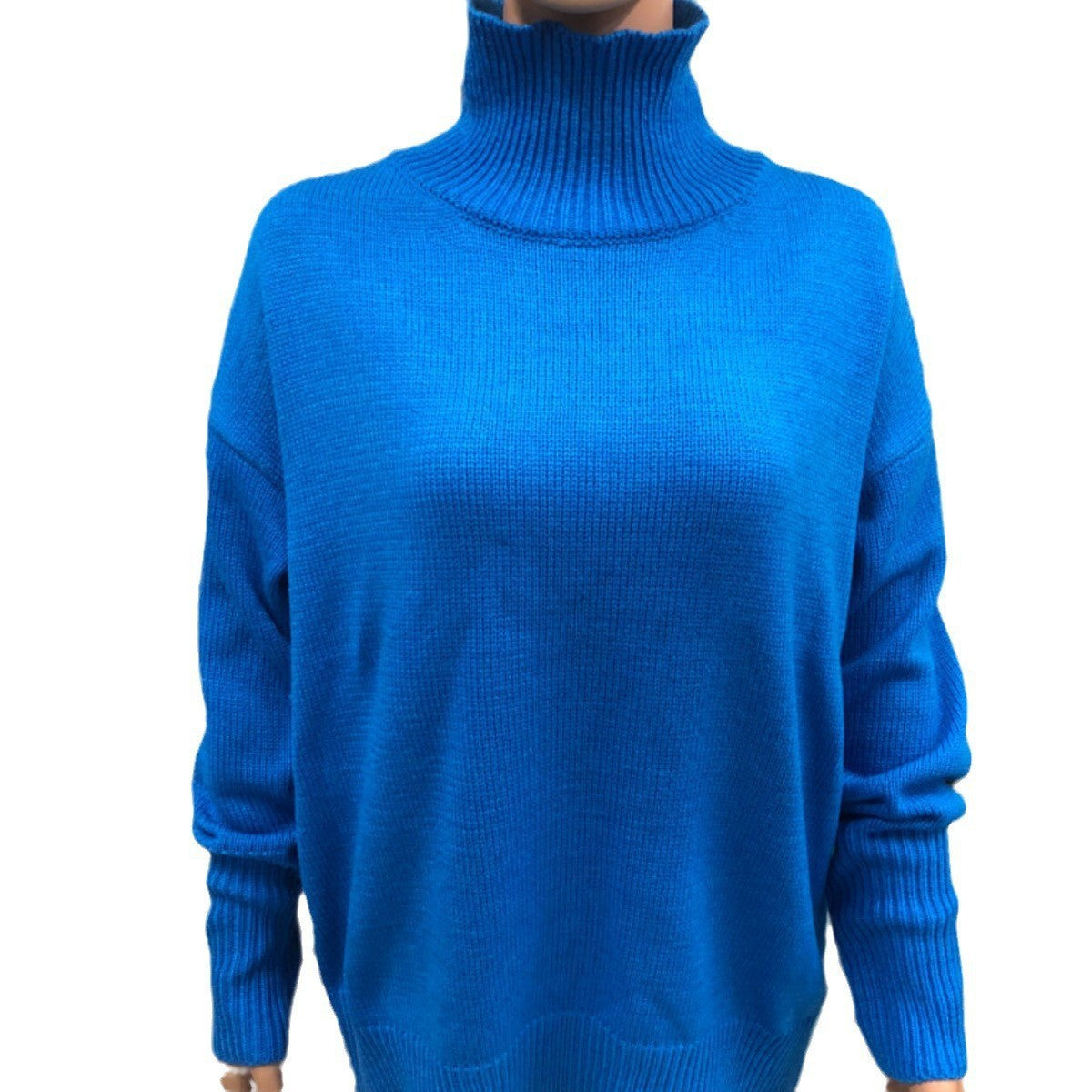 Chandail col montant en tricot bleu saphir, porté, vue de face