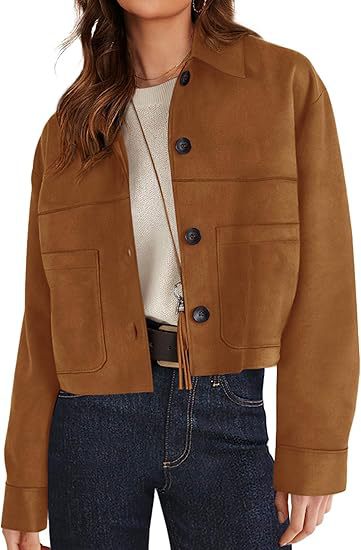 Veste courte en faux suède brune, portée, cheveux longs visibles, vue de face