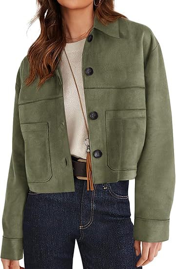 Veste courte en faux suède vert foncé, portée, vue de face