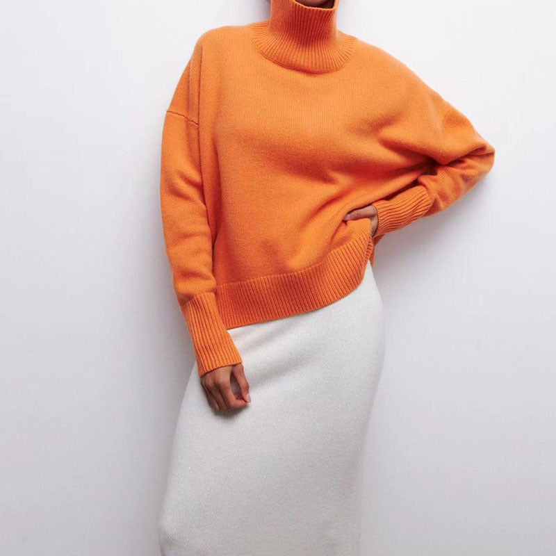 Chandail col montant en tricot orange, porté, vue de face