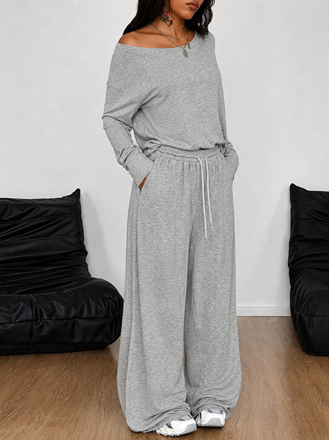 Ensemble t-shirt et pantalon large gris clair, porté, mains dans les poches, vue de face