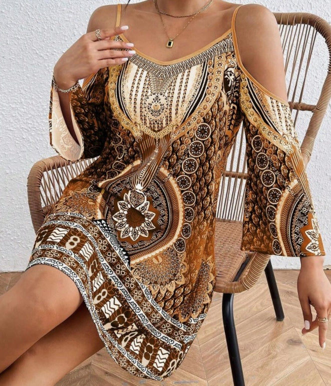 Robe imprimée épaules dénudées brune, portée, vue de face