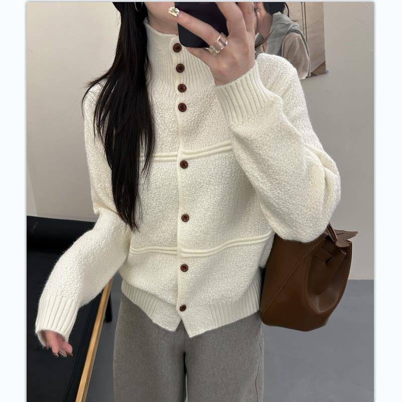 Manteau-cardigan long en tricot blanc, porté, selfie miroir, cheveux longs visibles, vue de face