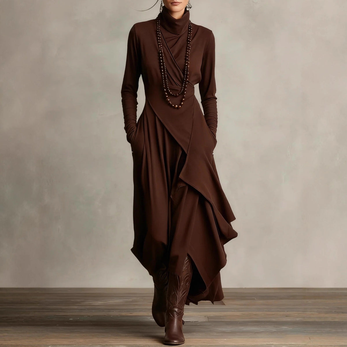 Robe moulante col haut brune, portée en studio, vue de face