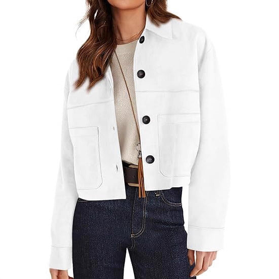 Veste courte en faux suède blanche, portée, vue de face