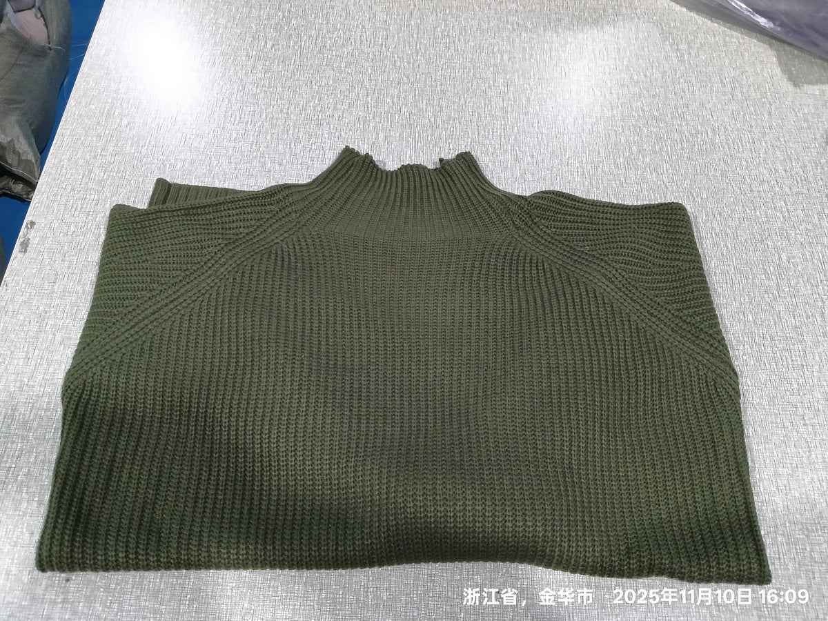 Robe pull col roulé vert foncé pliée, à plat, vue de dessus