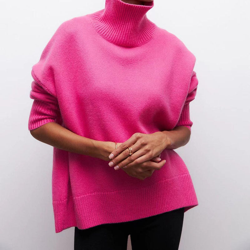 Chandail col montant en tricot rouge rosé, porté, vue de face