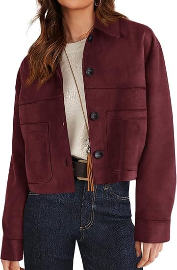 Veste courte en faux suède bordeaux, portée, cheveux longs visibles, vue de face