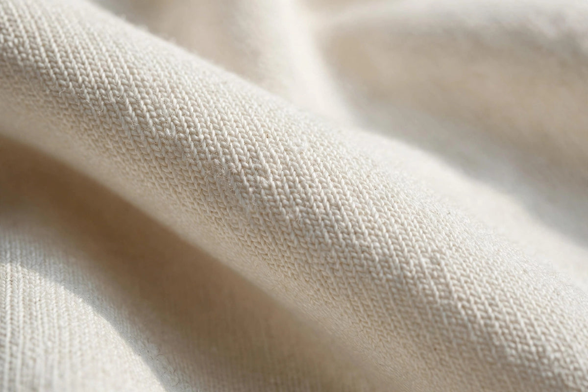 T-shirt lourd en coton 320 g/m² blanc – gros plan sur le coton épais